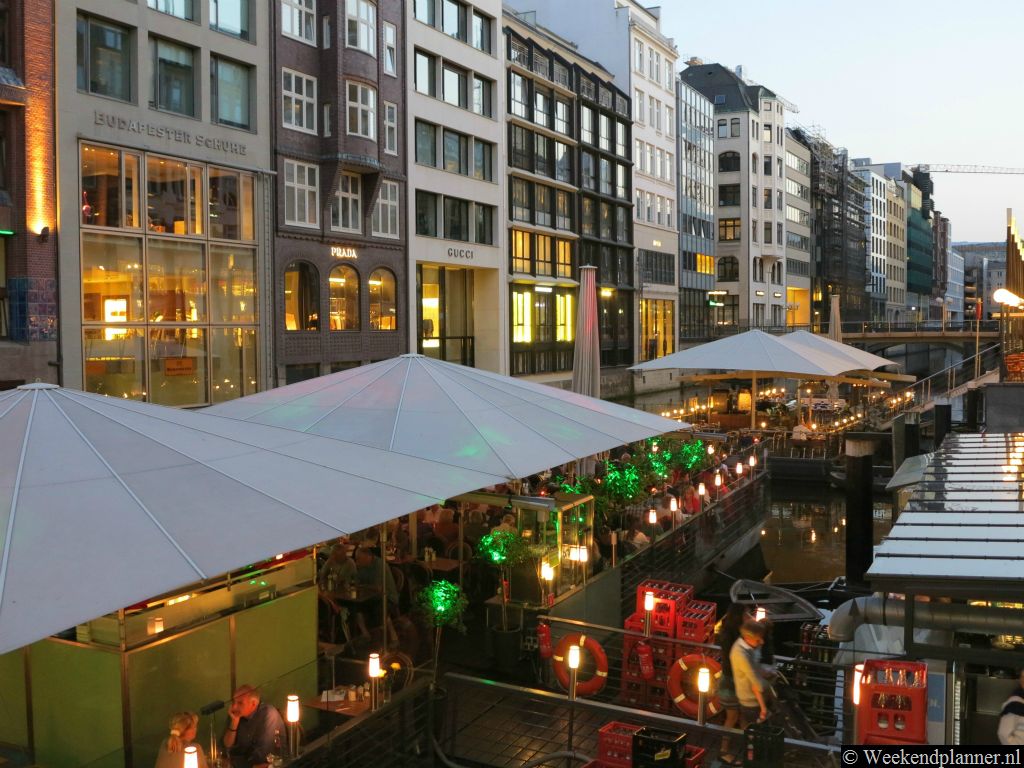 Achter het grote warenhuis Alsterhaus liggen de restaurantboten in de Poststrasse. Tip:   Winkelen in Hamburg.